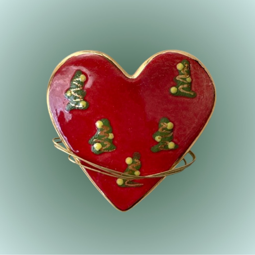 Vintage ceramic heart brooch w/ abstract Christmas tree design, goldtone accents
